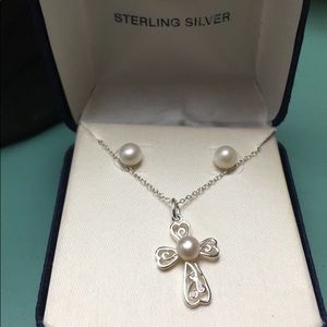 Silver and pearl jewelry set.